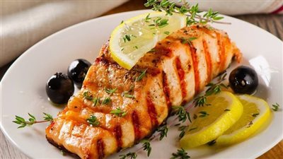 أبرزها السلمون.. أطعمة تُعزز قوة العضلات 