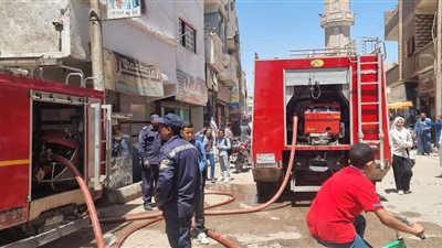 التهم طابقين.. اندلاع حريق في عقار سكني بجوار بنك بقنا| صور