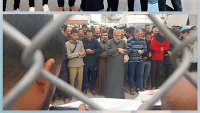 رحلوا جميعًا وبقيت وحيدًا.. أب يودع أبناءه الـ 6 بعد استشهادهم بغزة