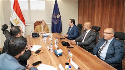 رئيس هيئة الدواء يبحث مع أبوت العالمية توطين صناعة بعض المستحضرات الطبية بمصر