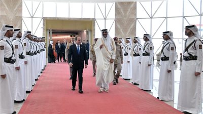الرئيس السيسي يصل إلى الدوحة.. وأمير قطر في مقدمة مستقبليه بالمطار 