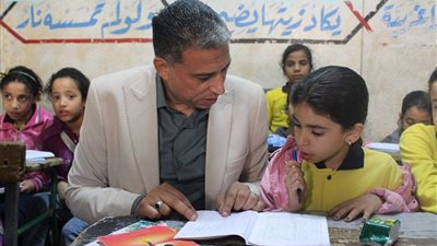 إحالة مدير مدرسة للتحقيق لتقصيره في أداء عمله.. وتحويل مُدرسة للشئون القانونية لتلاعبها بسجل التقييمات بالجيزة