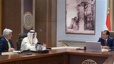 رئيس الوزراء يلتقي وفد الصندوق العربي للإنماء الاقتصادي والاجتماعي