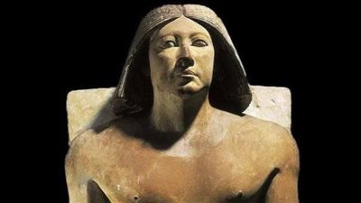 المتحف المصري يعرض تمثالين من الحجر الجيري للكاهن الأكبر بالأسرة الخامسة | صور 