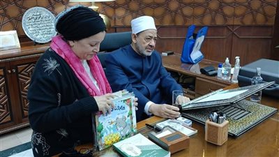 أول صور لشيخ الأزهر داخل مكتبه بالمشيخة بعد تماثله للشفاء وعودته لممارسة مهامه