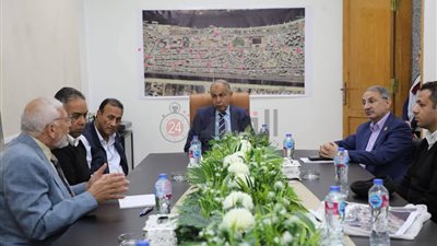 محافظ المنيا يناقش تطوير وتجميل شوارع المدينة لتحسين السيولة المرورية