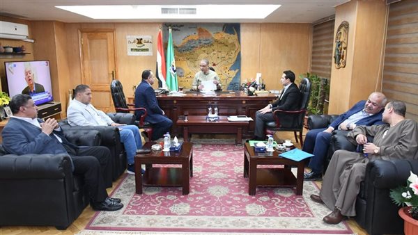 جانب من اجتماع محافظ