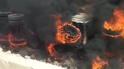 إصابة شخصين في انقلاب شاحنة نقل ثقيل واشتعال النيران بها بطريق الزعفرانة - بني سويف | بث مباشر