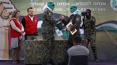 والدة أسير بغزة: نأمل من حماس كشف مصيره بعد أنباء مقتله 