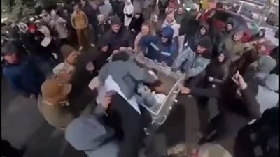 احتجاجات أوكرانية غاضبة تنتهي بإلقاء مدير المستشفى في القمامة| فيديو