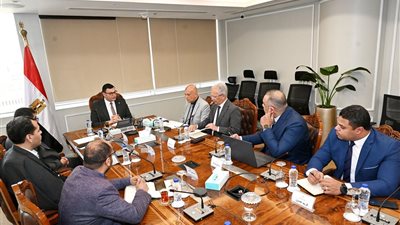 وزير الإسكان يُتابع موقف توريد وتركيب عدادات المياه مسبقة الدفع بالمدن الجديدة