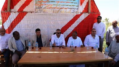 محافظ أسوان يستمع لمطالب المزارعين ومشاكلهم خلال لقائهم بمشروع وادي النقرة