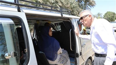 محافظ أسوان يستوقف عددا من سيارات السيرفيس.. ويستفسر من المواطنين عن التعريفة الجديدة
