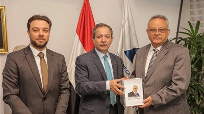 لتعزيز المعرفة بتاريخ القضية.. الرئيس الفلسطيني يهدي كتبه لـ مكتبة الإسكندرية 