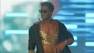 تشبه بدلة الرقص.. محمد رمضان يثير الجدل بسبب إطلالته في حفل أمريكا | بث مباشر