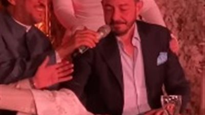 فلذة كبدي.. بكاء وتأثر أحمد زاهر خلال عقد قران ابنته ليلى على هشام جمال| صور