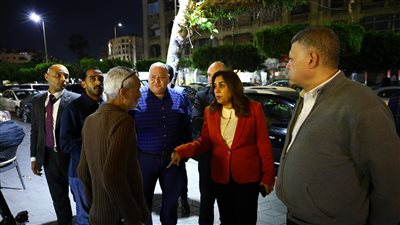 وزيرة التنمية المحلية تعنف مسئولي الإشغالات والمتابعة بمصر الجديدة.. ورئيس الحي يصل متأخرًا