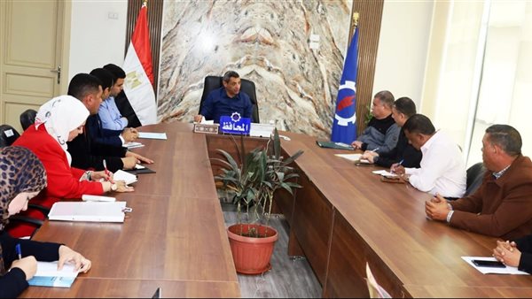 محافظ السويس خلال