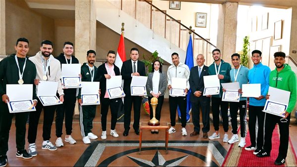 محافظ البحيرة تكرم