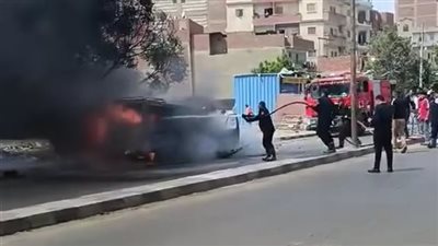 تفحم سيارة ميكروباص بموقف العجيزي بطنطا بسبب ماس كهربائي 