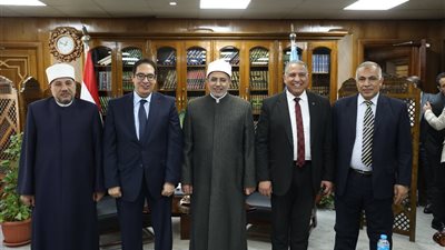 رئيس جامعة القاهرة يقدم واجب العزاء في وفاة والد رئيس جامعة الأزهر