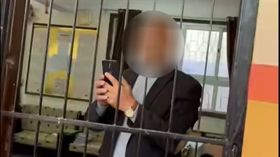 مشاجرة بين طالب ومدير مدرسة بكفر الشيخ بسبب معاكسة البنات.. والتعليم تستبعد الأخير لحين انتهاء التحقيقات| بث مباشر