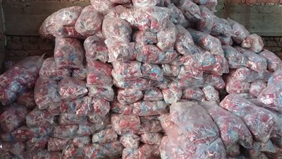 ضبط 3600 كيس بطاطس وربع طن علف دواجن مجهول المصدر داخل مخازن غير مرخصة بالأقصر