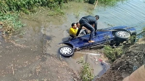 انقلاب سيارة في ترعة