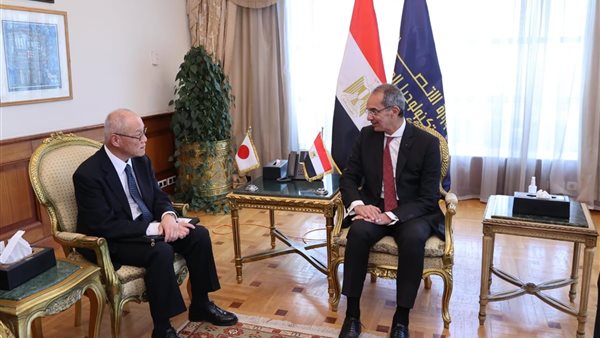 وزير الاتصالات وسفير