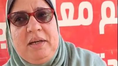 الحاجة عزيزة توزع وجبات طعام على روح إبراهيم شيكا بإمبابة: أقل حاجة نقدر نقدمها| بث مباشر 