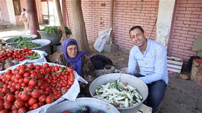 بتتعالج من السرطان.. قصة كفاح أم محمد بائعة الخضار للإنفاق على أبنائها الـ 6 ببني سويف 