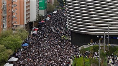 أجواء نارية من جماهير ريال مدريد خارج ملعب برنابيو قبل مواجهة أرسنال| صور
