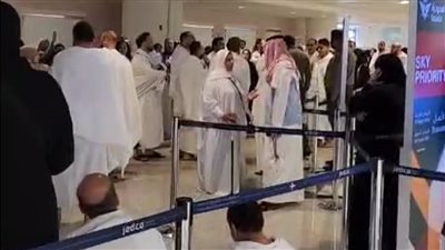 الناس مفترشة المطار.. أزمة في تأشيرة الترانزيت تتسبب في منع دخول المسافرين السعودية | صور 