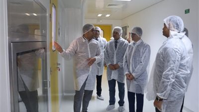 وزير الاستثمار يزور إحدى شركات الأدوية التونسية 