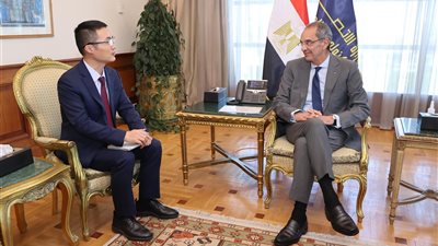 وزير الاتصالات يبحث مع الرئيس التنفيذي لـ هواوى خطط الشركة للتوسع في استثماراتها بمصر 