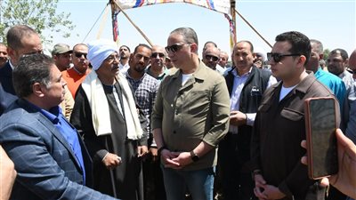 محافظ الفيوم يفتتح موسم حصاد القمح بأحد الحقول الزراعية بقصر رشوان