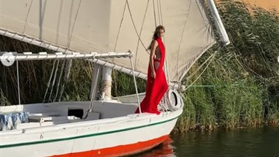 Jacquemus تنسج فصلًا جديدًا من الأناقة على ضفاف النيل في حملتها لربيع 2025