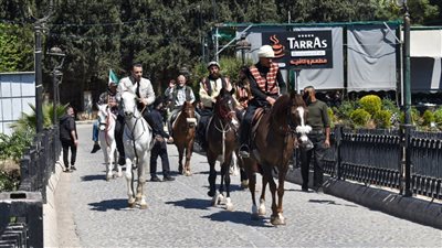 قادمون من الأندلس ووصلوا سوريا.. مسلمون إسبان يتوجهون إلى السعودية بالخيول لأداء الحج
