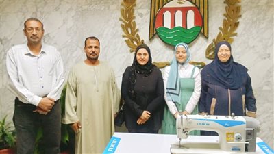 بعد نشر القاهرة 24.. محافظ أسيوط يهدي الطالبة فاطمة من ذوي الهمم ماكينة خياطة
