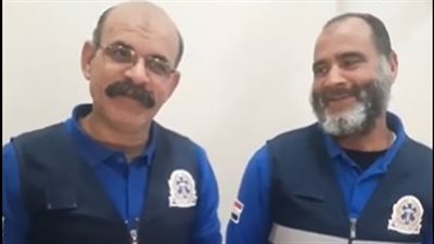 مسعفا المنيا بعد إعادتهما ملايين وذهبا لأسر ضحايا حادث الصحراوي: ردينا الأمانة لأصحابها|بث مباشر 