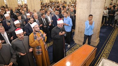 جموع المصلين يؤدون صلاة الجنازة على والدة نائب رئيس جامعة الأزهر لشئون التعليم والطلاب