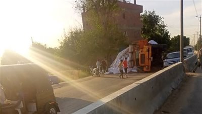 انقلاب سيارة نقل محملة بالدقيق على طريق شبين الكوم في المنوفية 