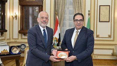 بحث توقيع مذكرات تفاهم بين جامعة القاهرة وجامعات يونانية لإنشاء درجات علمية مشتركة