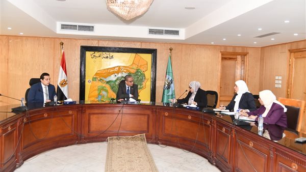 جانب من اجتماع محافظ