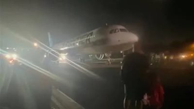 كابوس في الجو.. هبوط اضطراري مرعب لطائرة تقل 228 راكبًا بعد تحطم عجلتها الأمامية