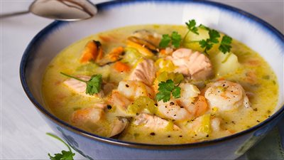 طريقة عمل شوربة السي فود باللبن والدقيق.. وصفة خفيفة ومفيدة