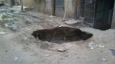 هبوط أرضي في أحد الشوارع الرئيسية بنصر النوبة بأسوان.. والمحافظ يقرر غلق الطريق وتوفير بديل| بث مباشر