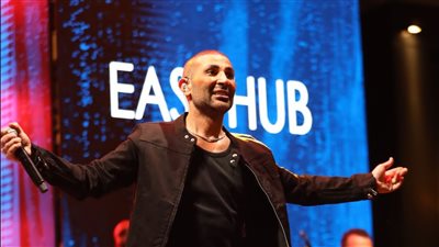 منها تحدي رقص أغنية مفتقدني.. أبرز لقطات حفل أحمد سعد في القاهرة