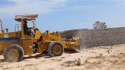 الإسكان تنفذ 10 قرارات إزالة لمخالفات بناء وتعديات بالساحل الشمالي الغربي