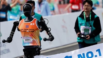 بكين تحتضن منافسة في الركض بين البشر والآلات لأول مرة في العالم